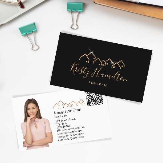 professionele vastgoedmakelaar voegt foto-QR-code  Visitekaartje