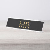 Professionele Zwarte Gouden Monogram Naam Beginlet Bureau Naambordje (Voorkant)
