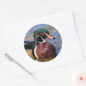 Profiel van een handjevol hout op het water ronde sticker (Envelop)