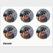 Profiel van een handjevol hout op het water ronde sticker (Vel)