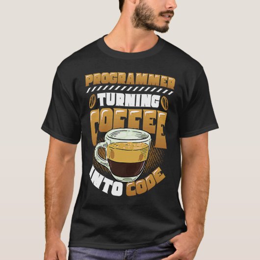 Programmer die koffie in codeprogrammeur draait t-shirt (Voorkant)