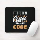 Programmer zet koffie in code muismat (Met muis)