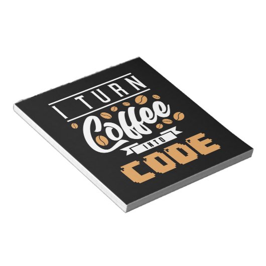 Programmer zet koffie in code notitieblok (Schuin)