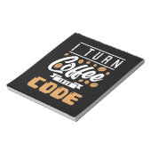 Programmer zet koffie in code notitieblok (Linkerzijde)