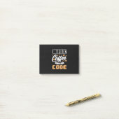 Programmer zet koffie in code post-it® notes (Op bureau)