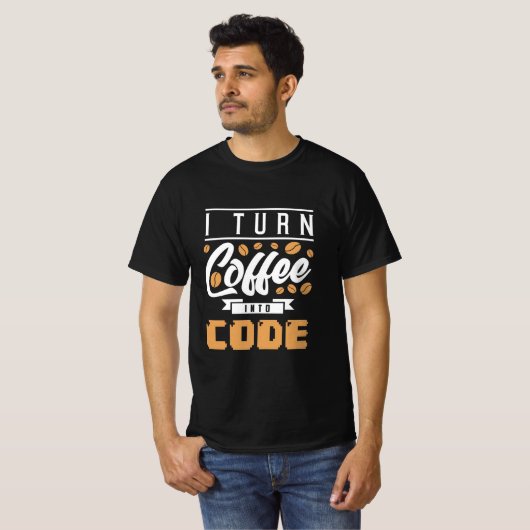 Programmer zet koffie in code t-shirt (Voorkant volledig)