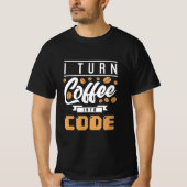Programmer zet koffie in code t-shirt (Voorkant)