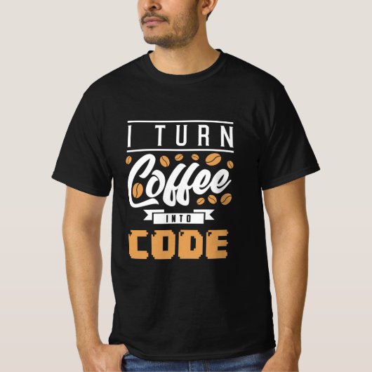 Programmer zet koffie in code t-shirt (Voorkant)