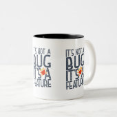 programmeur funy - het is geen bug, het is een eig tweekleurige koffiemok (Voorkant rechts)