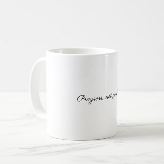 "Progress, Not Perfection" Elegant Quote in Black Koffiemok (Voorkant links)
