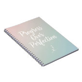 Progress Over Perfection – Minimal Motivational Qu Notitieboek (Rechterzijde)