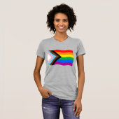 Progress Pride Vlag Zwaaiend T-shirt (Voorkant volledig)