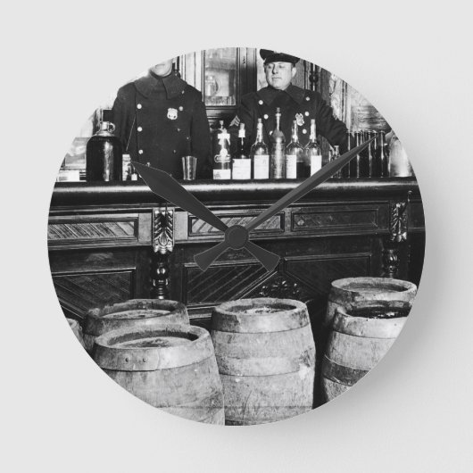 Prohibition - Speakeasy Police Raid Bootlegger - M Ronde Klok (Voorkant)