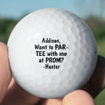 Prom- of HOCO-voorstel Cute Funny Promposal Idea Golfballen<br><div class="desc">Als u andere kleuren verkiest dan zwart en wit, kunt u deze eenvoudig wijzigen met het Zazzle-ontwerpgereedschap. Voor instructies, zie hieronder. Vraag een meisje of jongen om in stijl te prom met deze gepersonaliseerde prompositionele golfballen. Het ontwerp is voorzien van een typografisch bericht met de tekst "Wil je een T-SHIRT...</div>