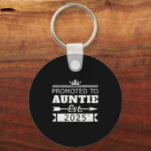 Promoted To Auntie Est 2025 Funny New Aunt Reveal Sleutelhanger (Voorkant)