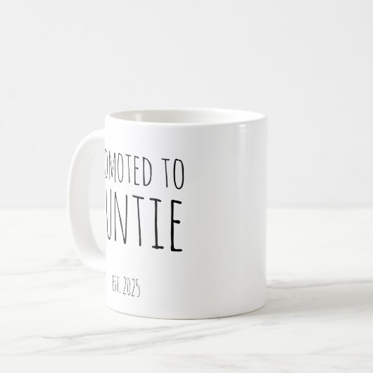 Promoted to Auntie Est 2025 New Aunt Gift Koffiemok (Voorkant links)
