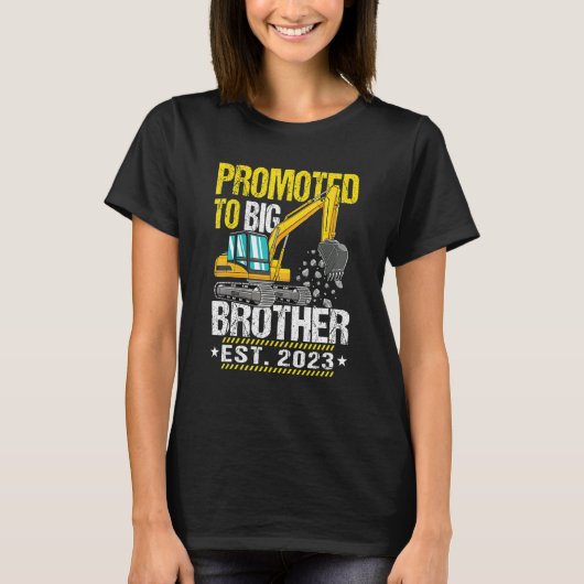 Promoted to Big Bro 2023 Leveled up to Big Brother T-shirt (Voorkant)