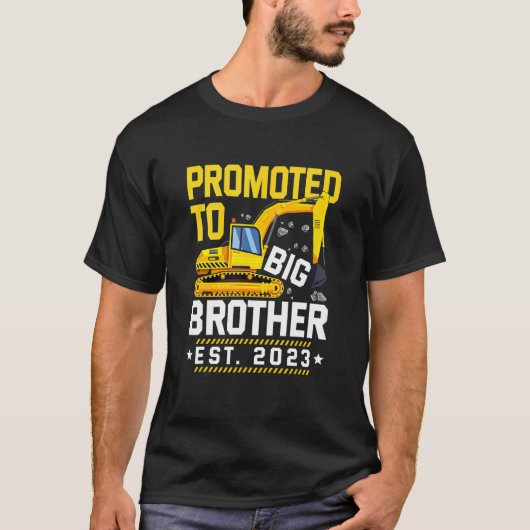 Promoted to Big Bro 2023 Leveled up to Big Brother T-shirt (Voorkant)