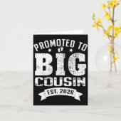 Promoted To Big Cousin 2026 Cool Cousin Baby Annou Kaart (Gele Bloem)