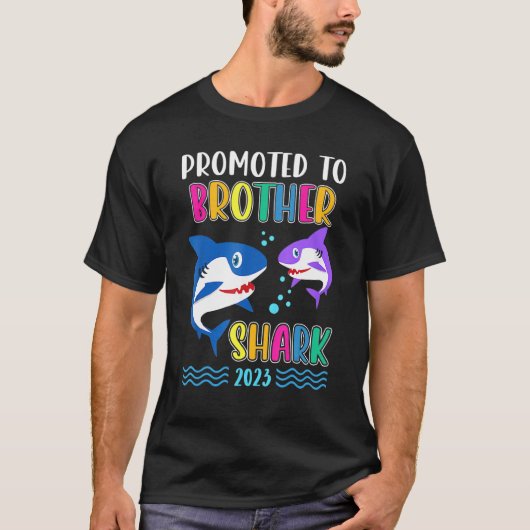 Promoted to Brother Shark 2023 First Time Brother  T-shirt (Voorkant)