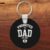 Promoted To Dad Est 2027 New Mom Daddy Fathers Day Sleutelhanger (Voorkant)