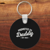 Promoted To Daddy Est. 2023, New Dad New Birth Fat Sleutelhanger (Voorkant)