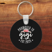 Promoted To Gigi 2025 Flower First Time New Grandm Sleutelhanger (Voorkant)