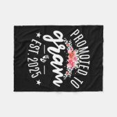 Promoted To Gram 2025 Flower First Time New Grandm Fleece Deken (Voorkant (Horizontaal))