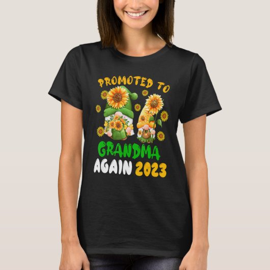 Promoted To Grandma Again 2023 Two Floral Gnomes P T-shirt (Voorkant)