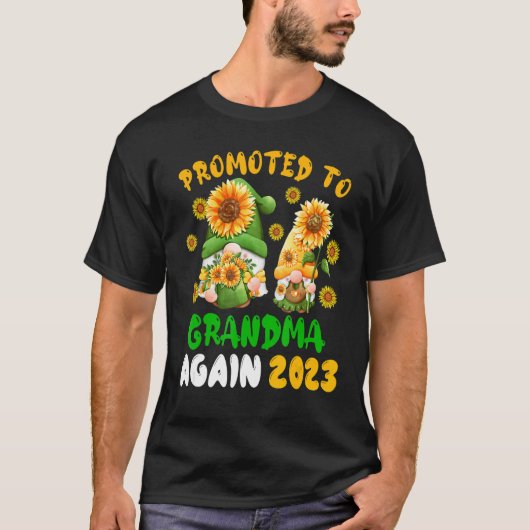 Promoted To Grandma Again 2023 Two Floral Gnomes P T-shirt (Voorkant)