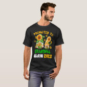 Promoted To Grandma Again 2023 Two Floral Gnomes P T-shirt (Voorkant volledig)