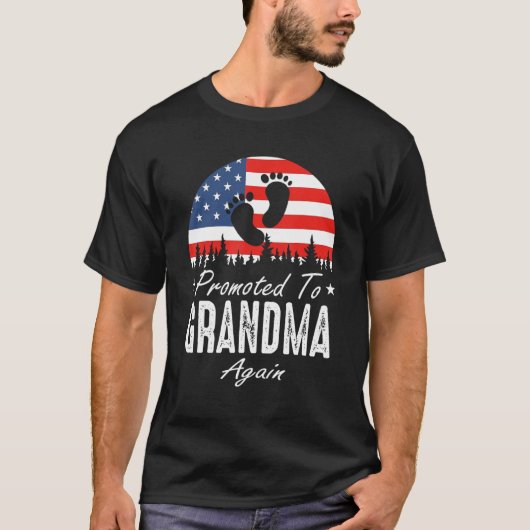 Promoted To Grandma Again 2024 US Flag Father's Da T-shirt (Voorkant)