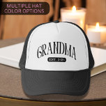 Promoted to Grandma Est 2025 Grootmoeders Liefde Trucker Pet<br><div class="desc">Dit eenvoudige ontwerp is voorzien van "oma" in zwarte gebogen tekst met "est. 2025" in witte tekst,  voor moeders die een nieuwe oma worden in het nieuwe jaar,  ook geweldig als een verrassing zwangerschapsaankondigingsgeschenk.</div>