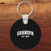Promoted To Grandpa Est. 2026 Grandparent Baby Ann Sleutelhanger (Voorkant)