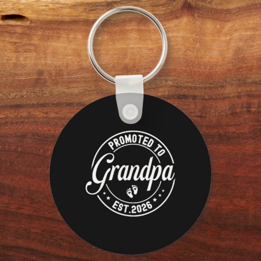 Promoted To Grandpa Est. 2026 Grandparents Baby An Sleutelhanger (Voorkant)