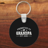 Promoted To Grandpa Est 2026 Soon To Be New Granda Sleutelhanger (Voorkant)