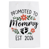 Promoted to Mommy 2026 Funny First Time Pregnancy Medium Cadeauzakje (Voorkant)