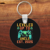 Promoted To Uncle 2025 Leveled Up To Uncle Est 202 Sleutelhanger (Voorkant)