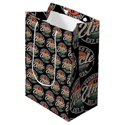 Promoted To Uncle Est 2026 Pregnancy Announcement Medium Cadeauzakje (Voorkant Gekanteld)