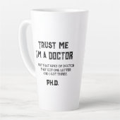 Promotie Grappige Spreuk Geen Echte Dokter Latte Mok (Linkerhoek)