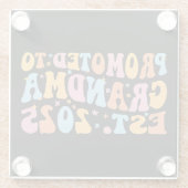 Promotie naar Oma Est. 2025 III Glazen Onderzetter (Achterkant)