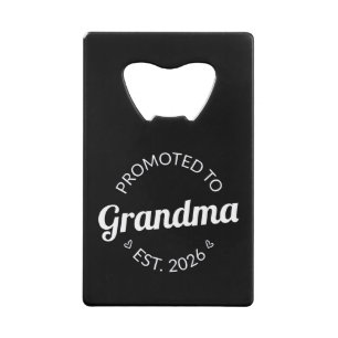 Promotie naar Oma Est. 2026 I Creditkaart Flessenopener