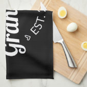 Promotie naar Oma Est. 2026 I Theedoek (Quarter Fold)