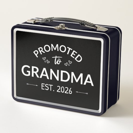 Promotie naar Oma Est. 2026 II (Voorkant)