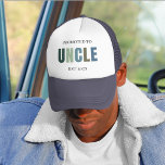 Promotie naar Uncle EST 2025 | Nieuwe oom Trucker Pet<br><div class="desc">Vier het grote nieuws in stijl met deze "Promoted to Uncle EST 2025" trucker hat! Dit pet is een leuke en trendy manier om een zwangerschap aan te kondigen of om een aanstaande oom cadeau te doen, en heeft een moderne typografie in zachte pasteltinten op een klassieke mesh-back design. Of...</div>