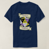  Pronouns Nonbinary D20 TTRPG Dice T-shirt (Design voorkant)