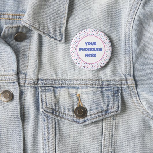 PRONOUNS Rainbow Sprinkles Bigender Pride Flag Ronde Button 5,7 Cm (In situ)