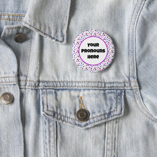 PRONOUNS Rainbow Sprinkles Genderfluid Pride Flag Ronde Button 5,7 Cm (In situ)