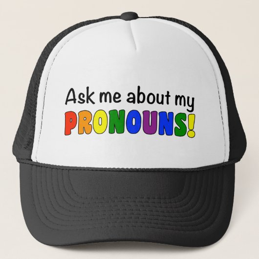 Pronouns Trucker Hat (Regenboog) Trucker Pet (Voorkant)
