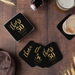 Proost 50 jaar op maat gemaakte verjaardagsfeestgu kartonnen onderzetters<br><div class="desc">Modern goud vet typografie script juicht naar 50 jaar verjaardagsfeesttekst gepersonaliseerde zwarte drank onderzetters. Elke leeftijd mijlpaal verjaardagsfeestbenodigdheden en dank u gunsten.</div>